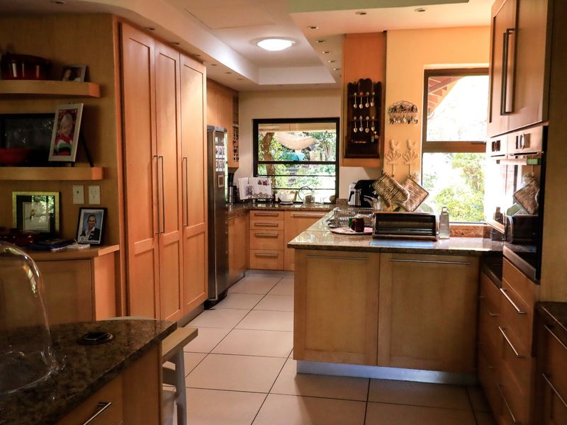 EXQUISITE DOUBLE-STOREY HOME IN A PRESTIGIOUS ESTATE - Photo 10