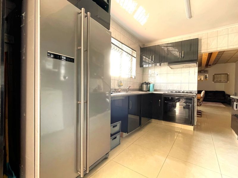 Home & More - Photo 7