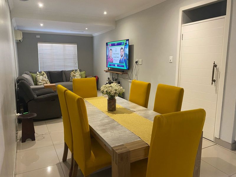 Luxurious 4-Bedroom Family Home for Sale - Photo 6