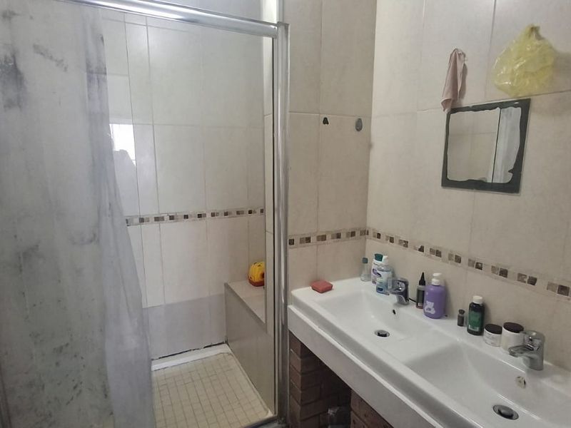 3 Bedroom Duplex with distant sea views - Photo 10