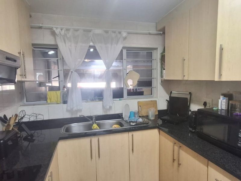 3 Bedroom Duplex with distant sea views - Photo 9