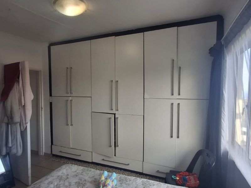 3 Bedroom Duplex with distant sea views - Photo 7