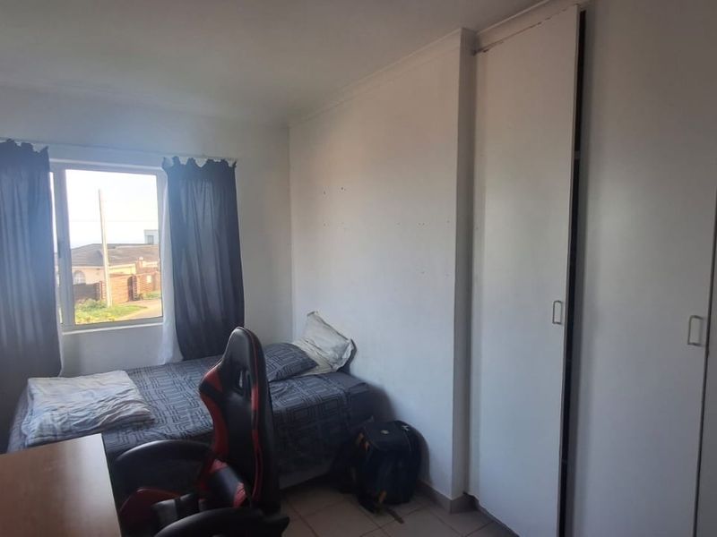 3 Bedroom Duplex with distant sea views - Photo 6