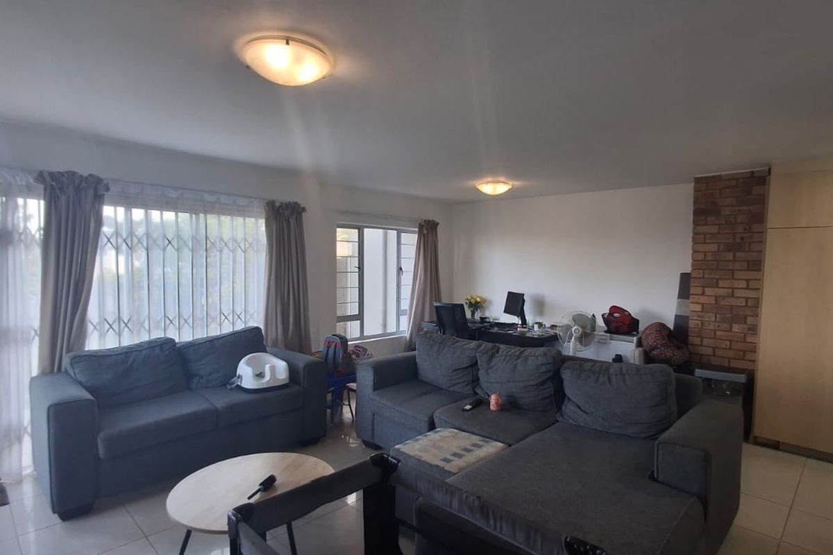 3 Bedroom Duplex with distant sea views - Photo 2