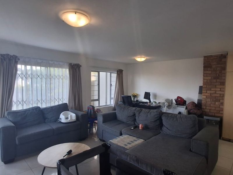 3 Bedroom Duplex with distant sea views - Photo 2