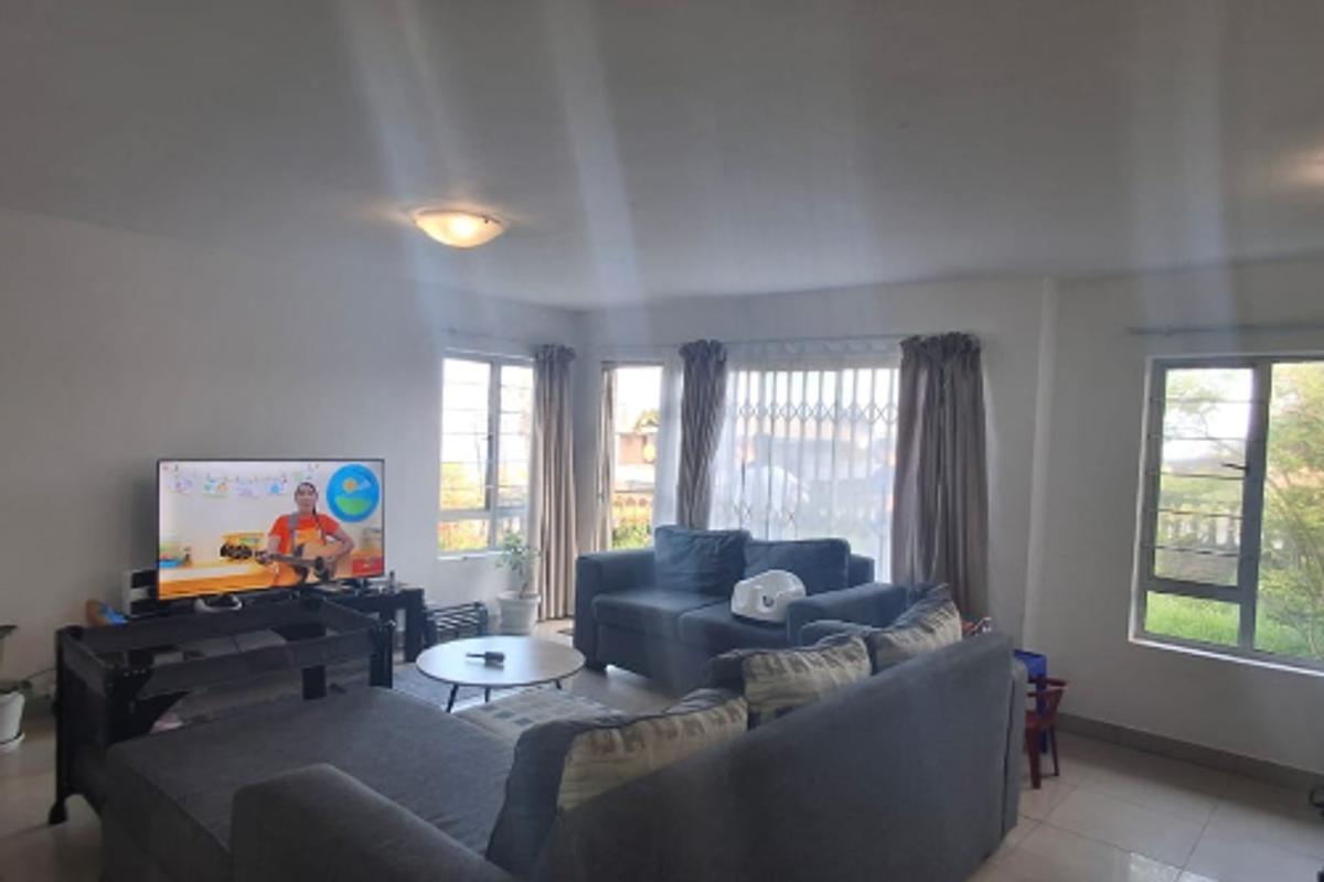 3 Bedroom Duplex with distant sea views - Photo 4