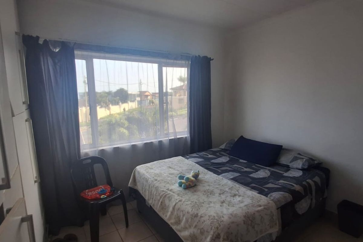 3 Bedroom Duplex with distant sea views - Photo 5