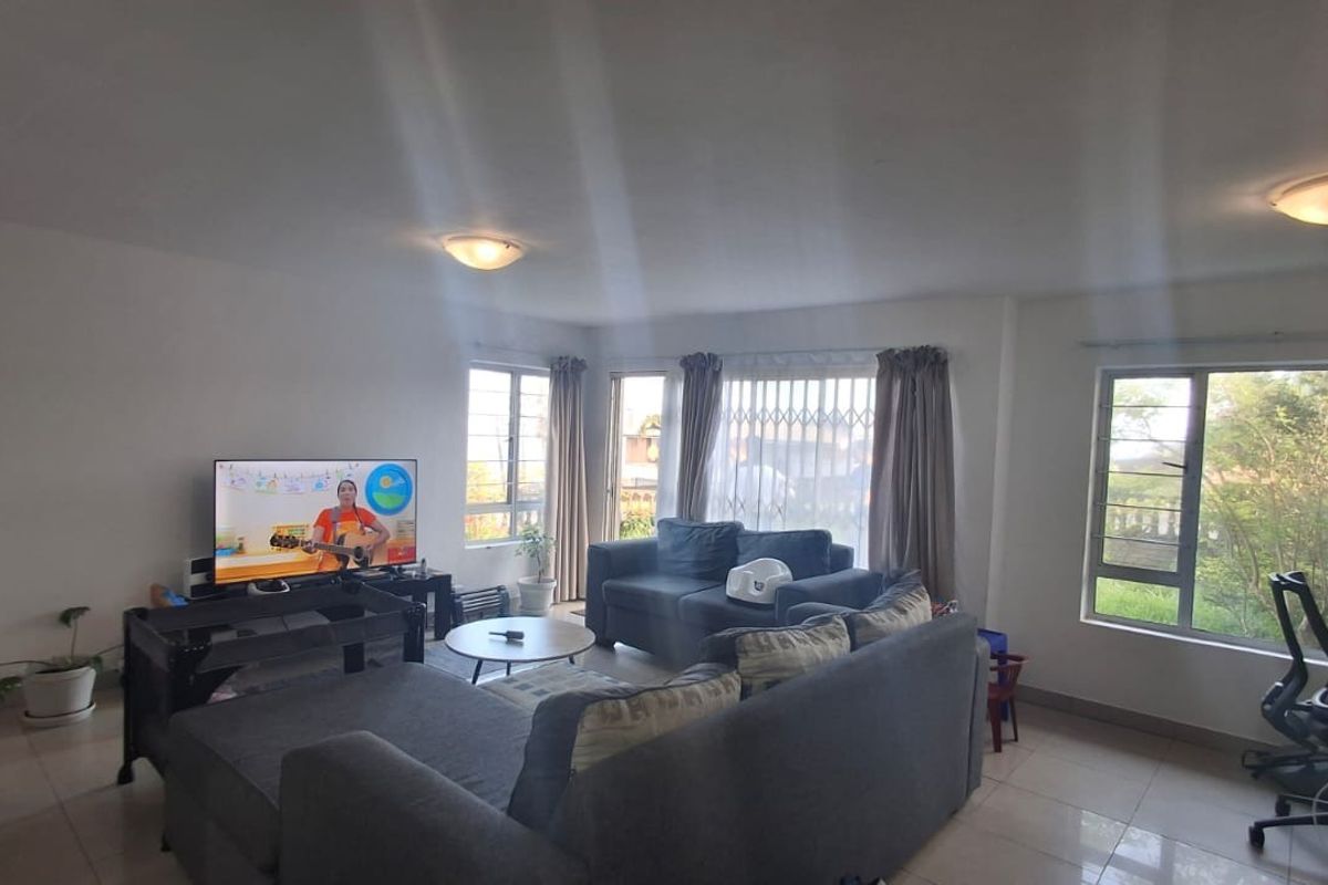 3 Bedroom Duplex with distant sea views - Photo 3