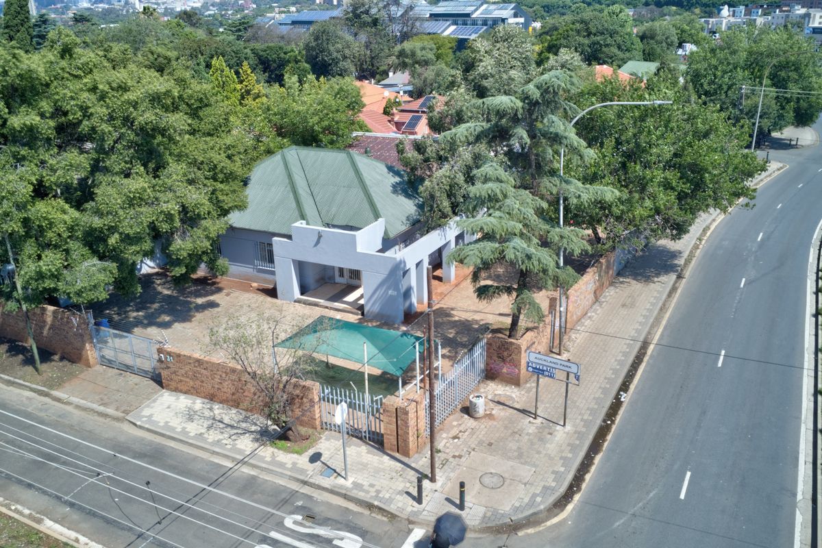 Located on the  main road in Auckland Park. - Photo 2