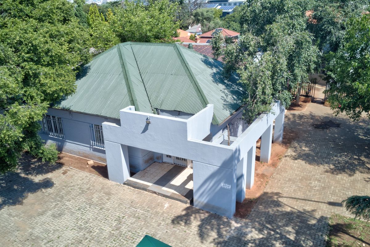 Located on the  main road in Auckland Park. - Photo 3