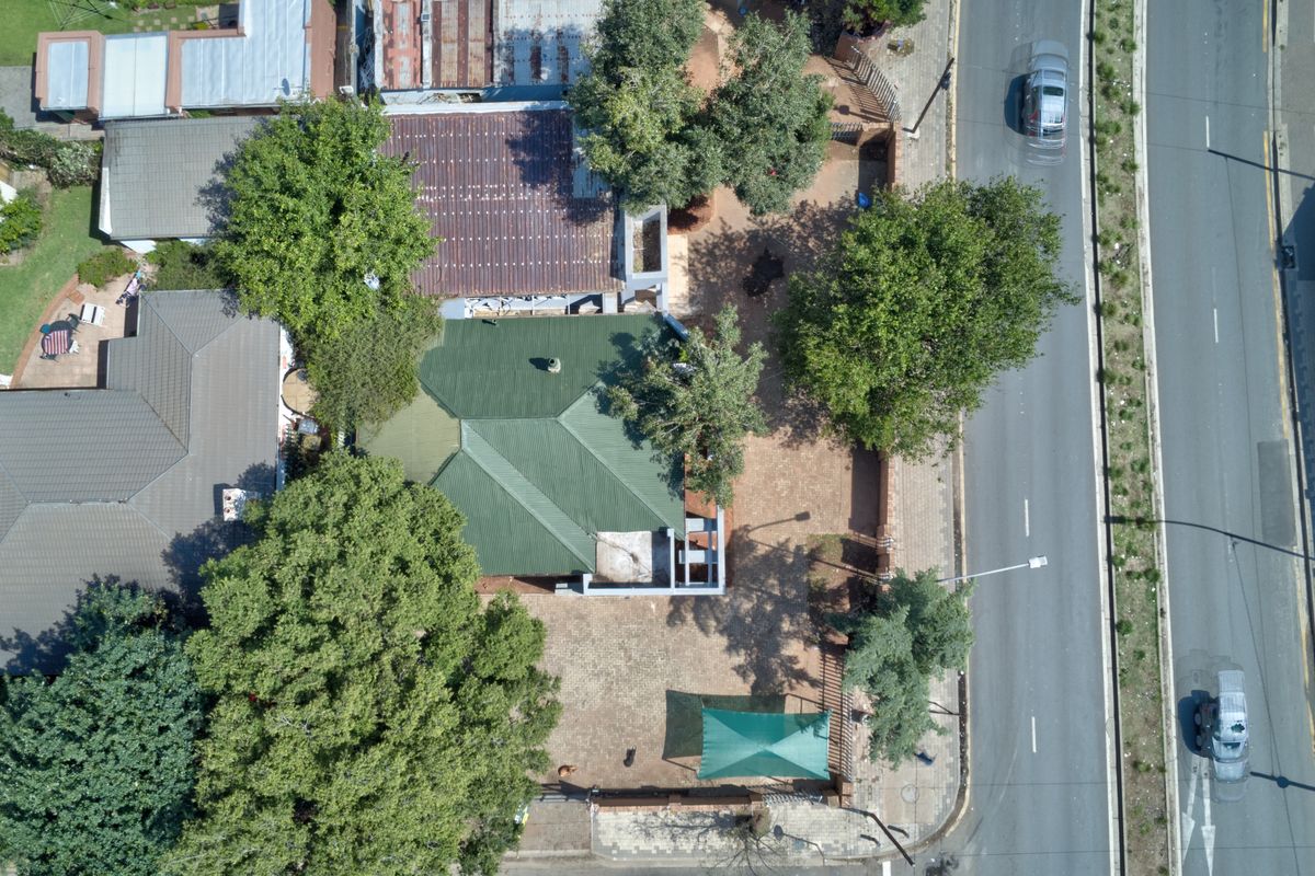 Located on the  main road in Auckland Park. - Photo 4