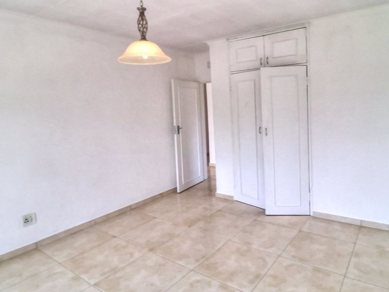 2 bedrooms 1 Bath on 2nd floor No carpets - Photo 3