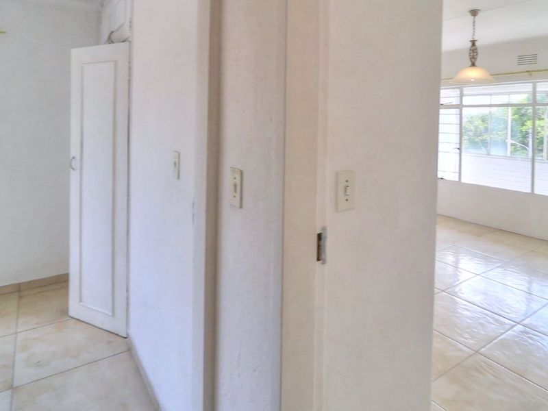 2 bedrooms 1 Bath on 2nd floor No carpets - Photo 5