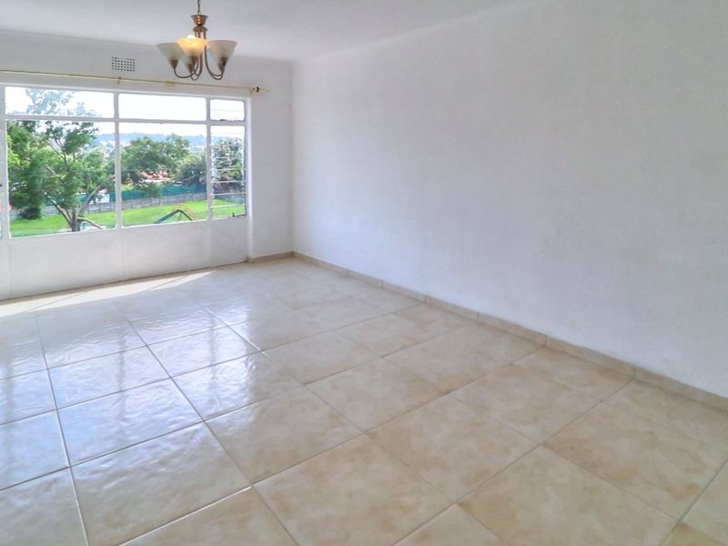 2 bedrooms 1 Bath on 2nd floor No carpets - Photo 10