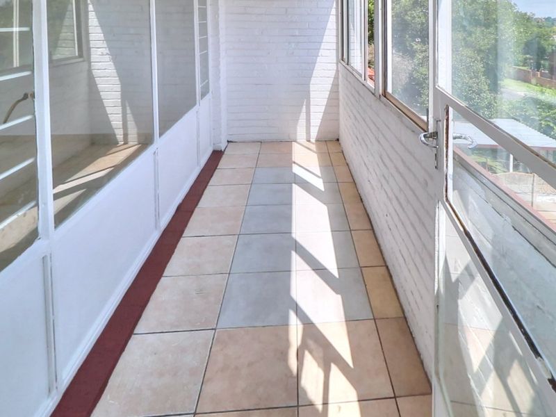 2 bedrooms 1 Bath on 2nd floor No carpets - Photo 9