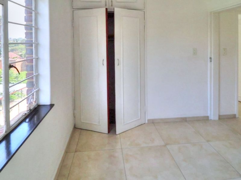 2 bedrooms 1 Bath on 2nd floor No carpets - Photo 7