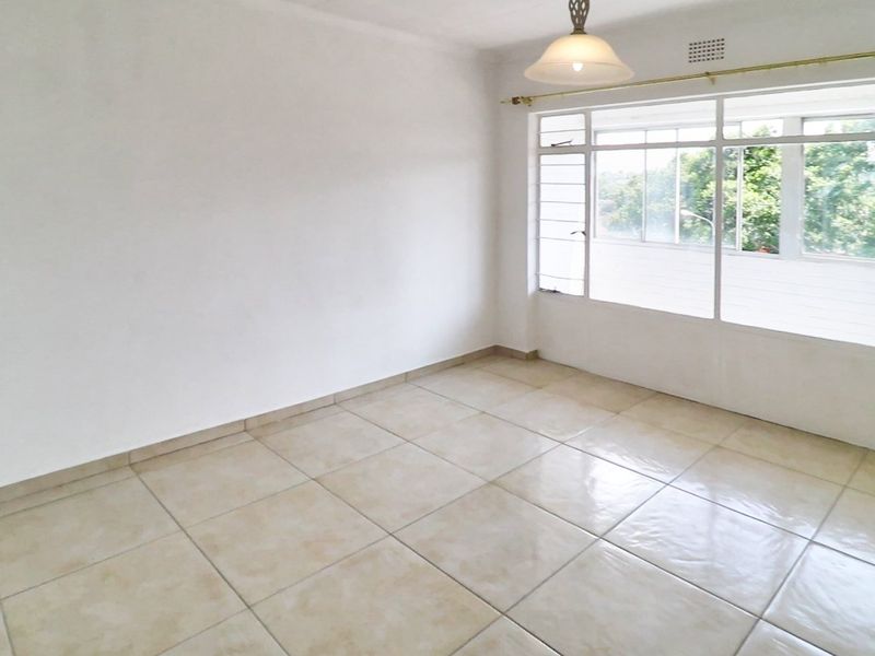 2 bedrooms 1 Bath on 2nd floor No carpets - Photo 4