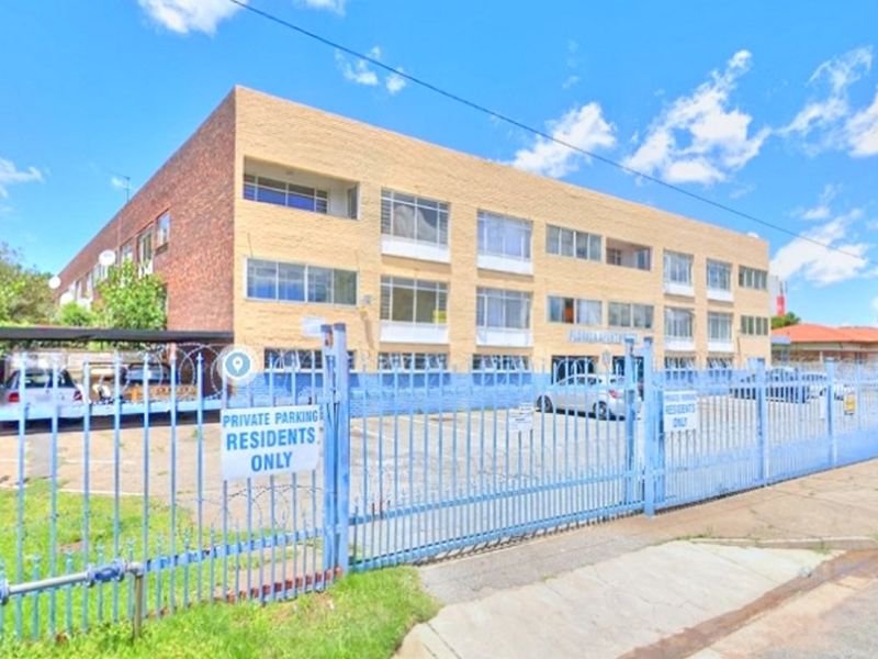 2 bedrooms 1 Bath on 2nd floor No carpets - Photo 2