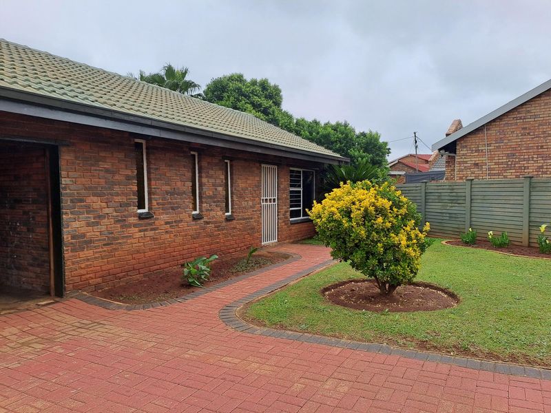 Spacious 3 bedroom, 2 bathroom house with double garage, entertainment area and 2 bedroom flat for - Photo 1
