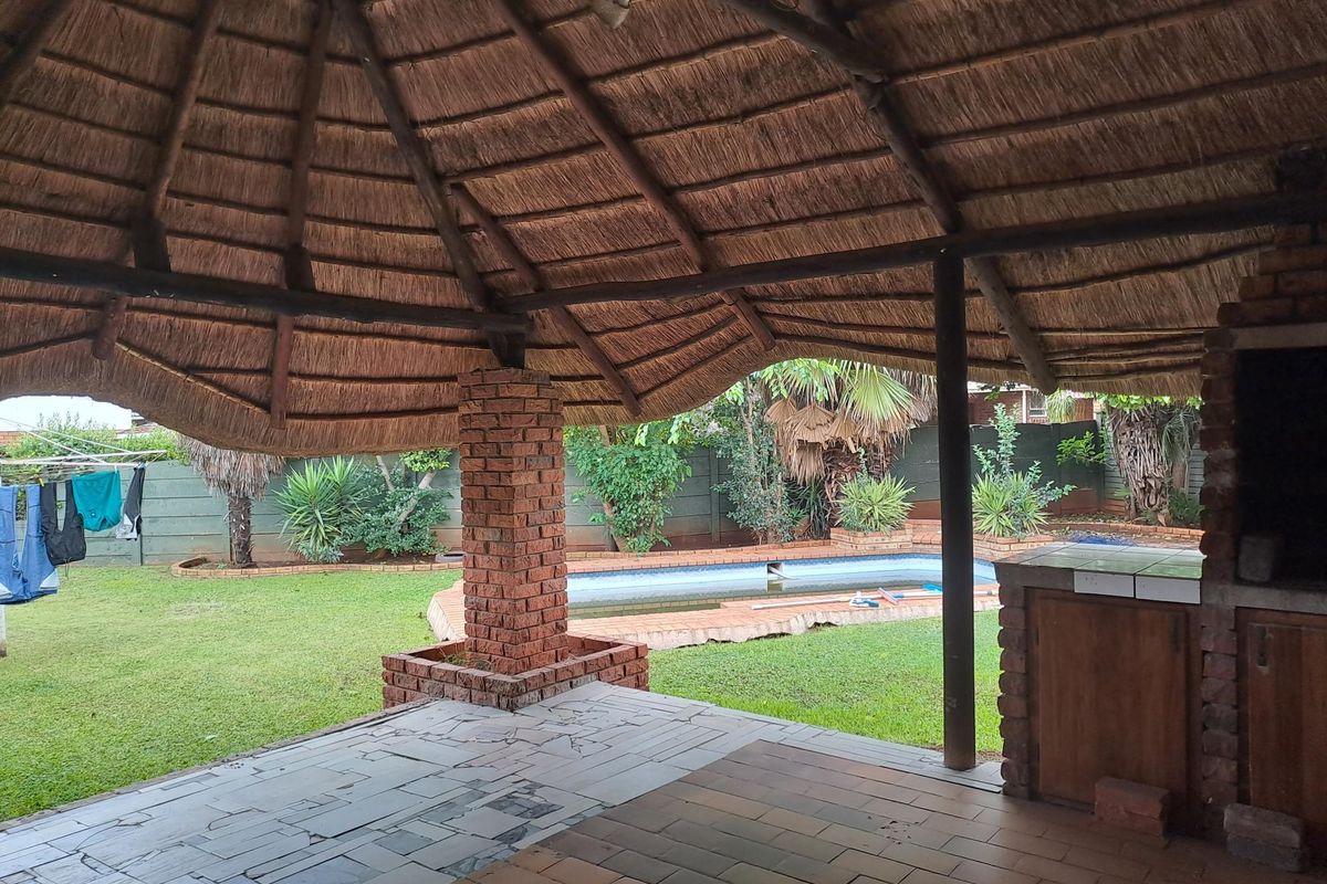 Spacious 3 bedroom, 2 bathroom house with double garage, entertainment area and 2 bedroom flat for - Photo 3
