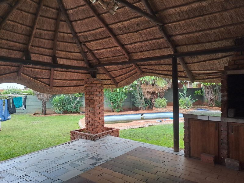 Spacious 3 bedroom, 2 bathroom house with double garage, entertainment area and 2 bedroom flat for - Photo 3