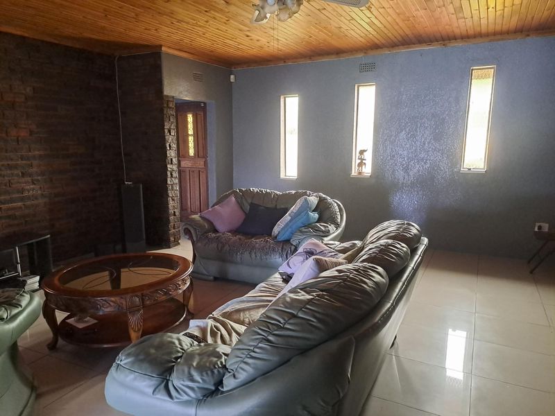 Spacious 3 bedroom, 2 bathroom house with double garage, entertainment area and 2 bedroom flat for - Photo 10