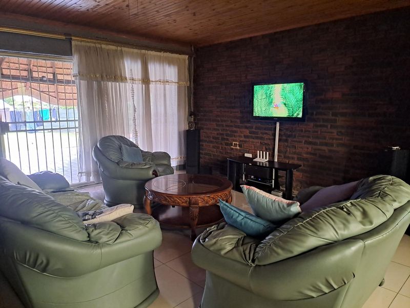 Spacious 3 bedroom, 2 bathroom house with double garage, entertainment area and 2 bedroom flat for - Photo 9