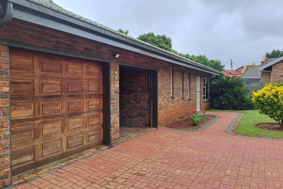 Spacious 3 bedroom, 2 bathroom house with double garage, entertainment area and 2 bedroom flat for - Photo 2