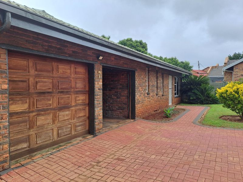 Spacious 3 bedroom, 2 bathroom house with double garage, entertainment area and 2 bedroom flat for - Photo 2