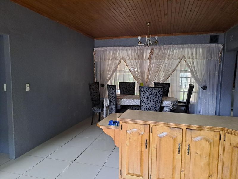 Spacious 3 bedroom, 2 bathroom house with double garage, entertainment area and 2 bedroom flat for - Photo 8