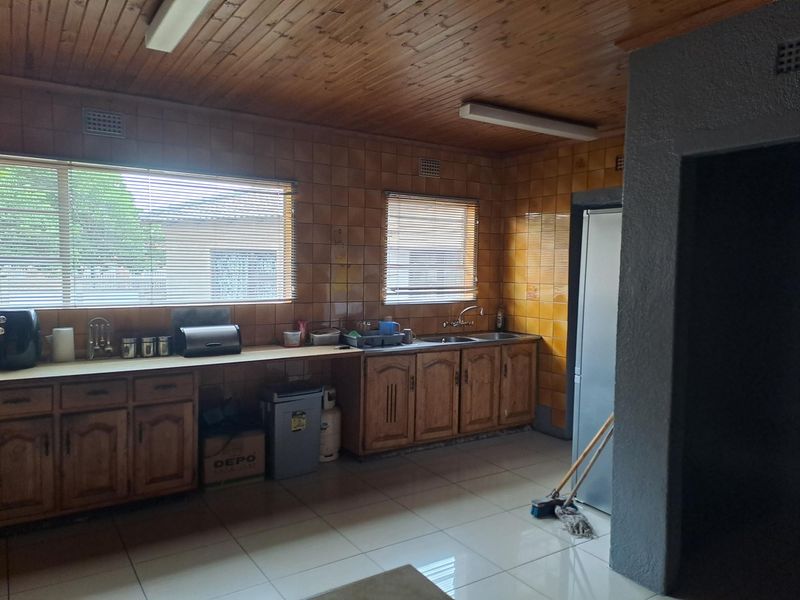 Spacious 3 bedroom, 2 bathroom house with double garage, entertainment area and 2 bedroom flat for - Photo 7