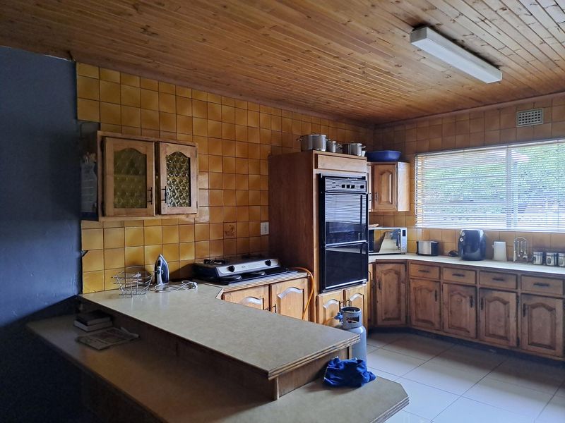 Spacious 3 bedroom, 2 bathroom house with double garage, entertainment area and 2 bedroom flat for - Photo 6