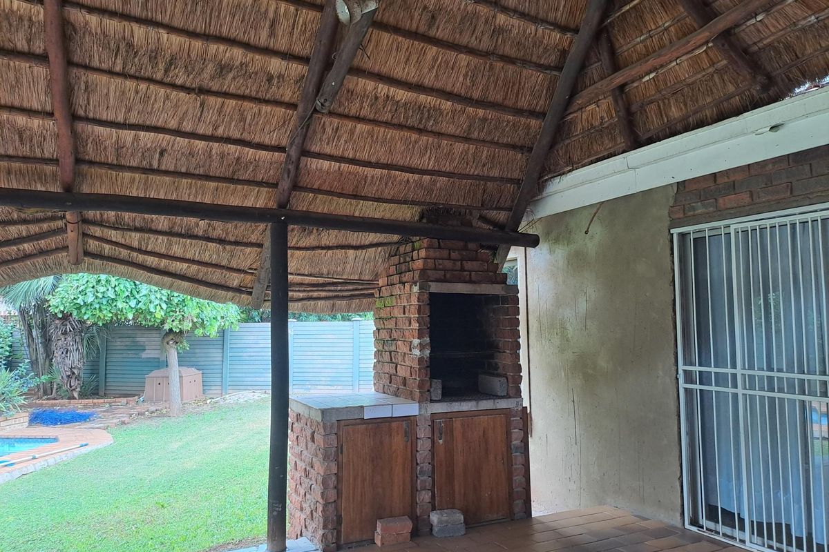 Spacious 3 bedroom, 2 bathroom house with double garage, entertainment area and 2 bedroom flat for - Photo 5
