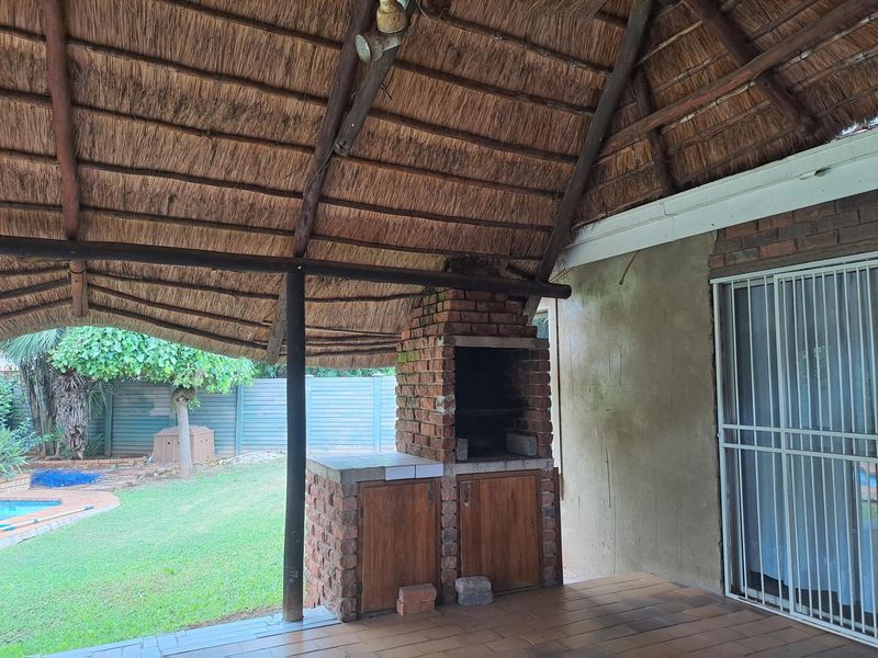 Spacious 3 bedroom, 2 bathroom house with double garage, entertainment area and 2 bedroom flat for - Photo 5