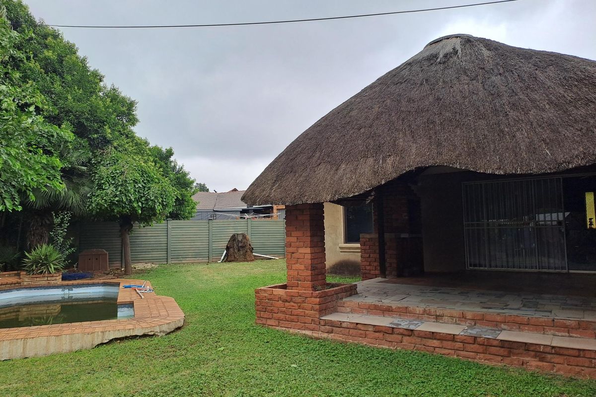 Spacious 3 bedroom, 2 bathroom house with double garage, entertainment area and 2 bedroom flat for - Photo 4