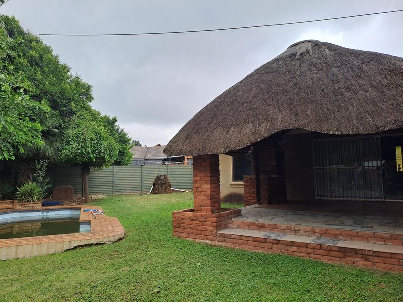 Spacious 3 bedroom, 2 bathroom house with double garage, entertainment area and 2 bedroom flat for - Photo 4