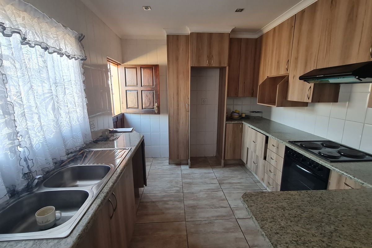 Neat 3 bedroom house to let in Minnebron - Photo 2