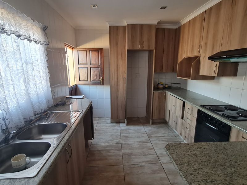 Neat 3 bedroom house to let in Minnebron - Photo 2