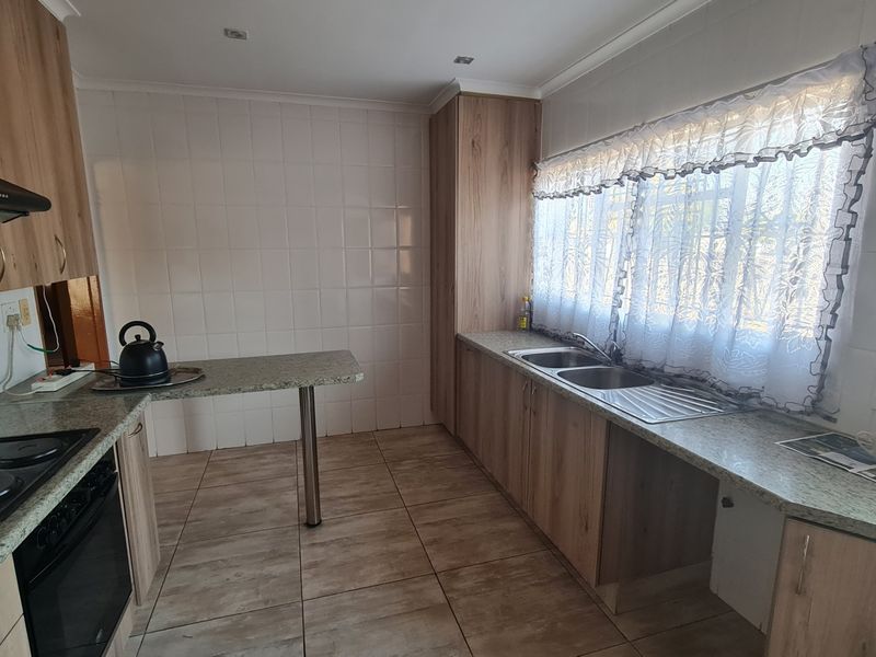 Neat 3 bedroom house to let in Minnebron - Photo 3