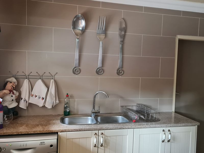 Stunning 3-Bedroom Modern Home with Scenic Views in Sonneveld, Brakpan - Photo 7