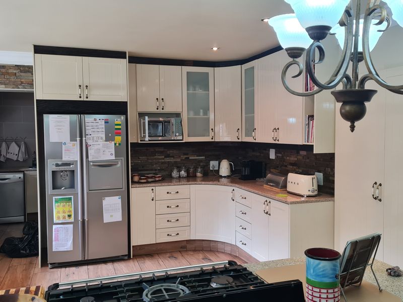 Stunning 3-Bedroom Modern Home with Scenic Views in Sonneveld, Brakpan - Photo 6