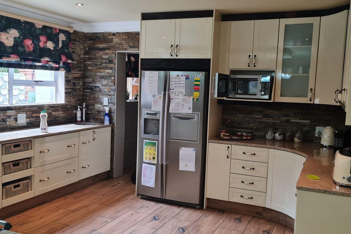 Stunning 3-Bedroom Modern Home with Scenic Views in Sonneveld, Brakpan - Photo 5