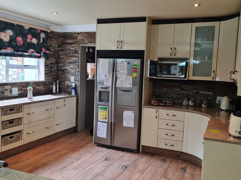 Stunning 3-Bedroom Modern Home with Scenic Views in Sonneveld, Brakpan - Photo 5