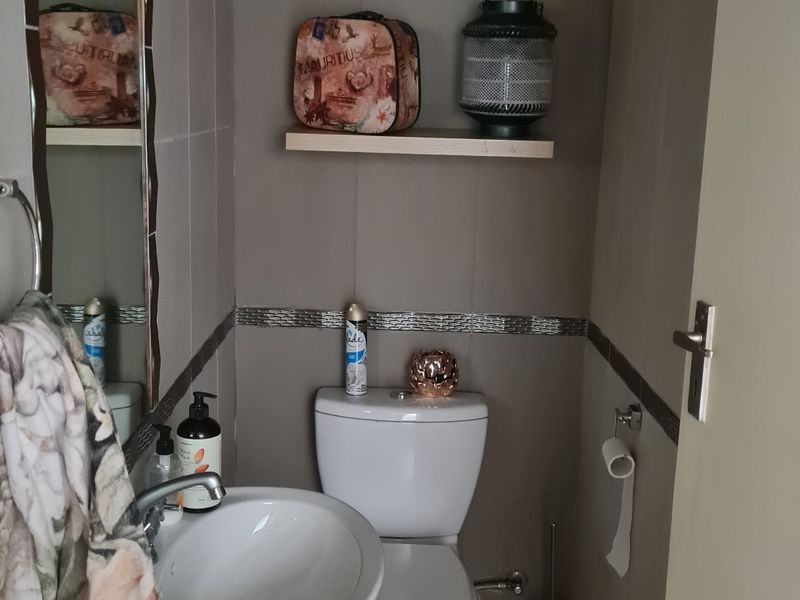 Stunning 3-Bedroom Modern Home with Scenic Views in Sonneveld, Brakpan - Photo 3