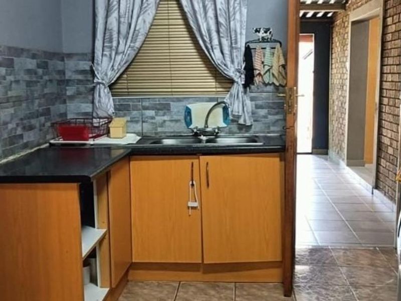 Very neat and spacious house with 1 bedroom flat for sale in Eloff - Photo 10