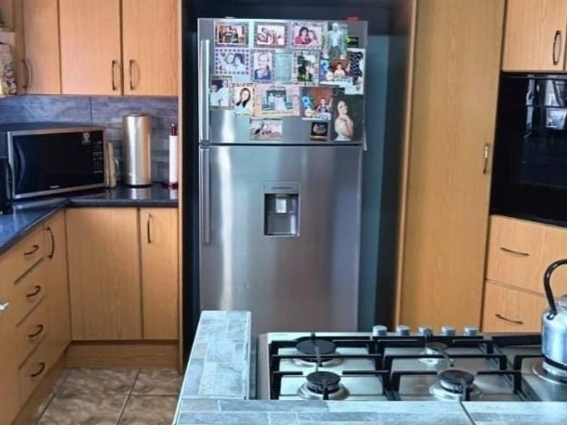 Very neat and spacious house with 1 bedroom flat for sale in Eloff - Photo 8