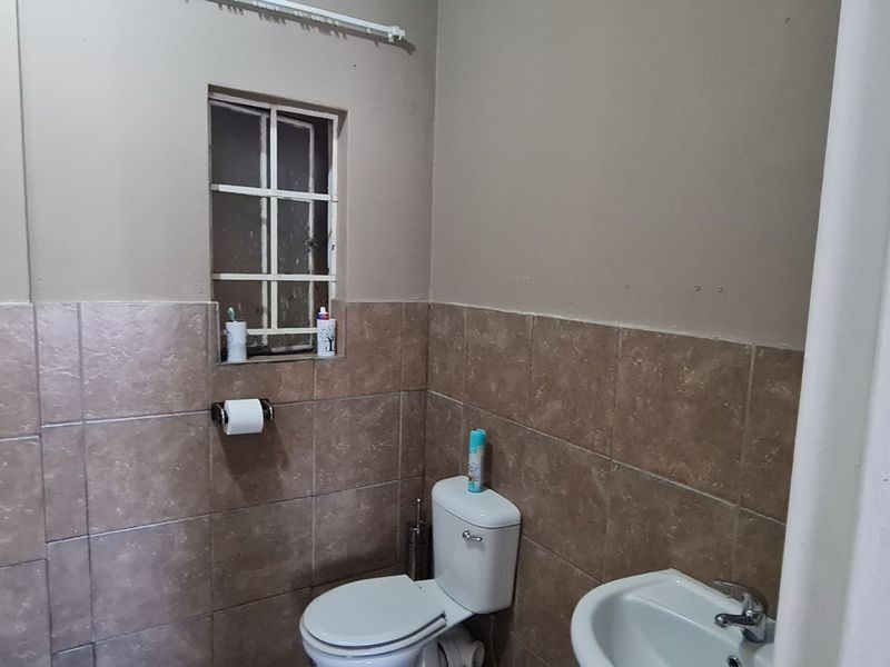 Welcome to your dream home in a secure Estate! This exquisite ground floor unit boats 2 bedroom and - Photo 10