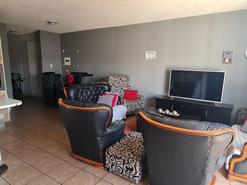 Welcome to your dream home in a secure Estate! This exquisite ground floor unit boats 2 bedroom and - Photo 4