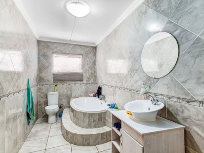 Exquisite double storied house for sale in Geluksdal - Photo 7