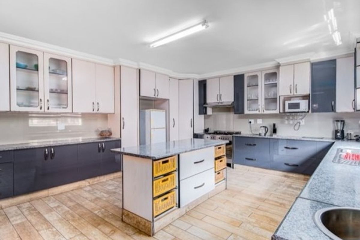 Exquisite double storied house for sale in Geluksdal - Photo 5